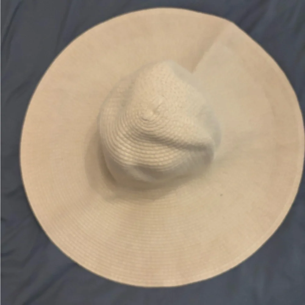 Tan Wide-Brimmed Hat Elegant Summer Accessory - Picture 2 of 3